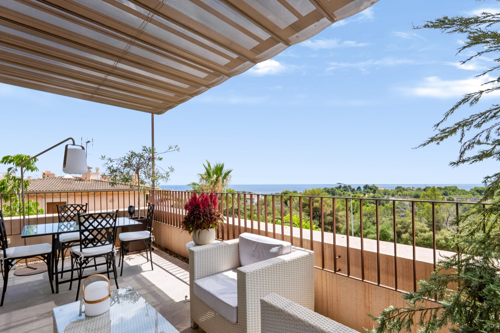 Terrassa amb vistes a la mar d’un pis moblat a Mallorca