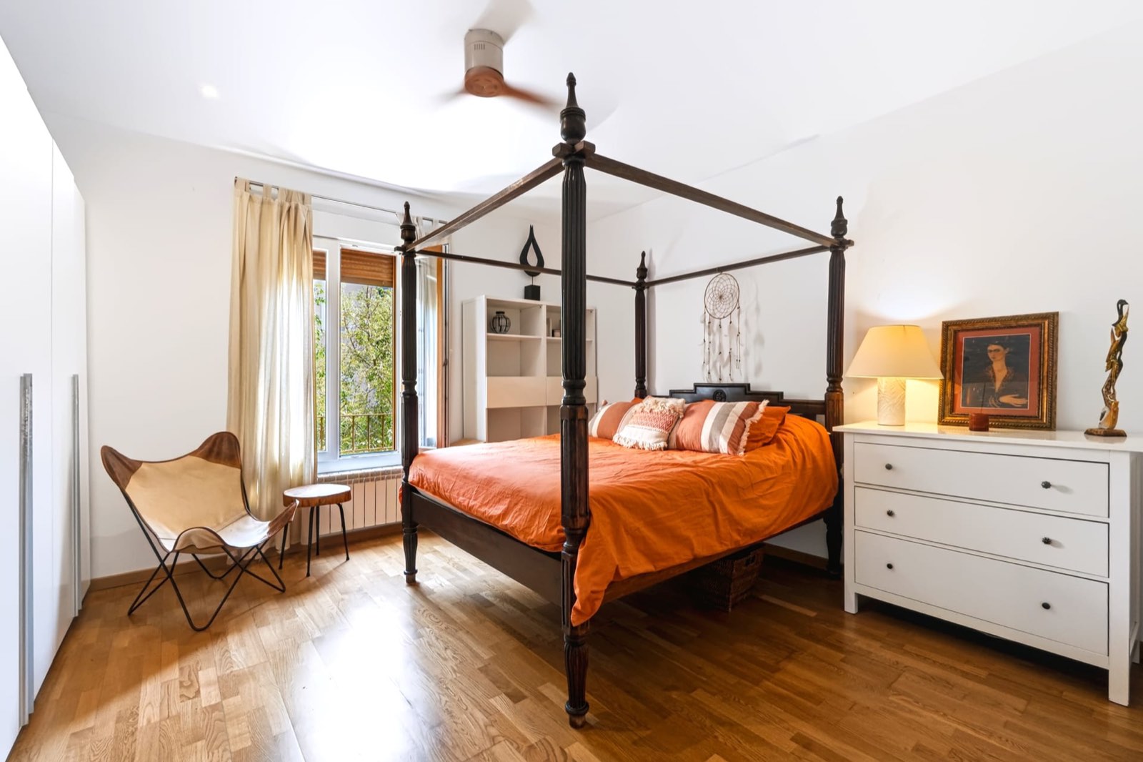 Schlafzimmer mit Himmelbett in einem Mietapartment