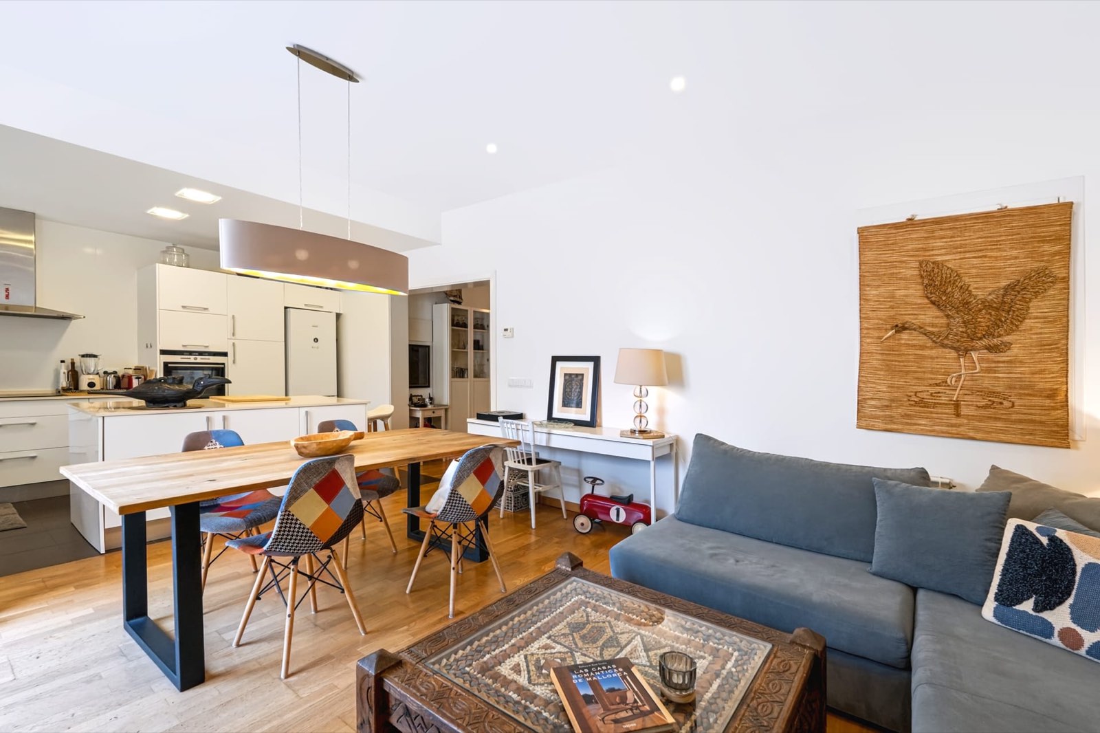 Salón comedor abierto de un apartamento amueblado en Palma