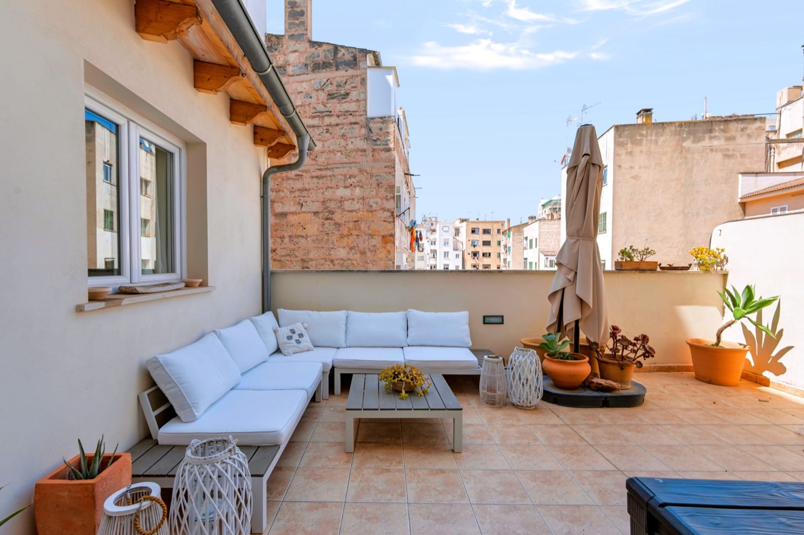 Terraza soleada de un apartamento en Palma