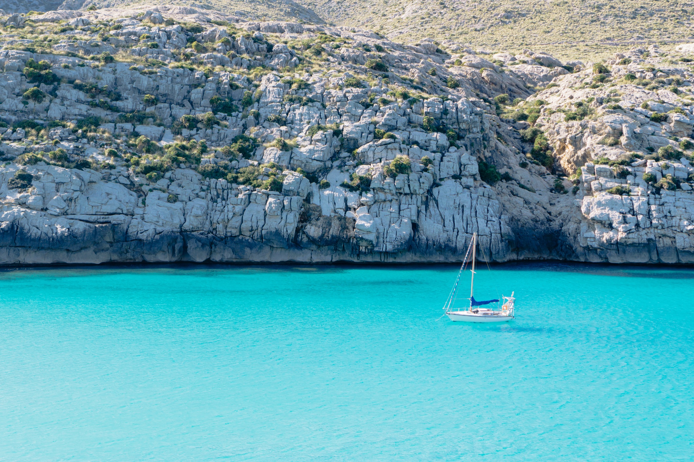 Cala tranquila de Mallorca con agua turquesa